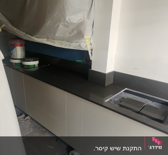 שיש כהה במטבח עם כלים לצביעה